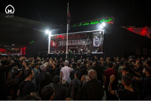 برافراشتن پرچم سیاه عزا به مناسبت شهادت کریم اهل بیت(ع) در آستان مقدس عباسی(ع)