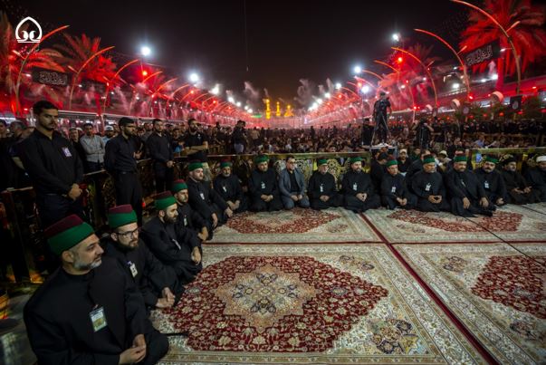 برافراشتن پرچم سیاه عزا به مناسبت شهادت کریم اهل بیت(ع) در آستان مقدس عباسی(ع)