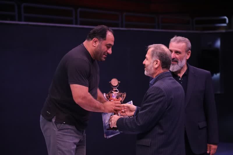 عکس|اعطای مدال قهرمانی مسابقات کشتی بسیج کشور به تیم کشتی آزاد مازندران