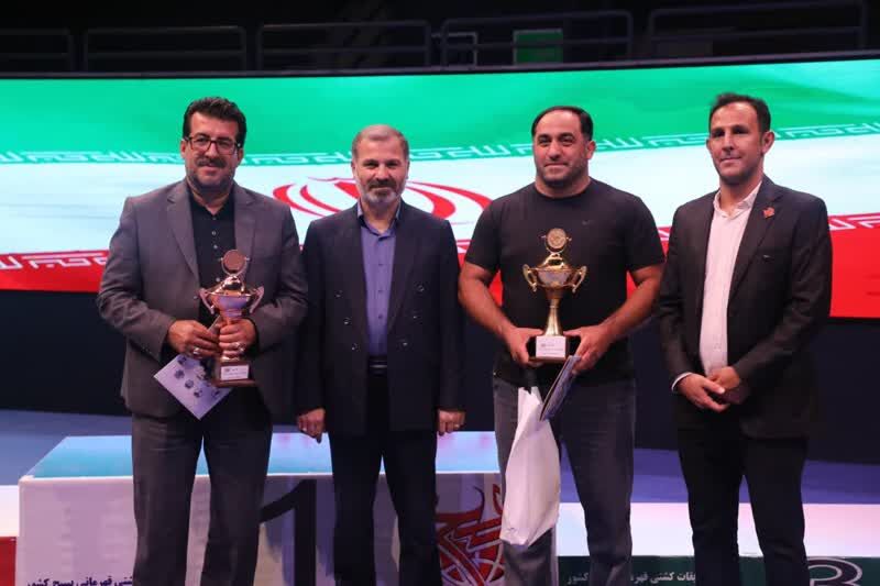 عکس|اعطای مدال قهرمانی مسابقات کشتی بسیج کشور به تیم کشتی آزاد مازندران