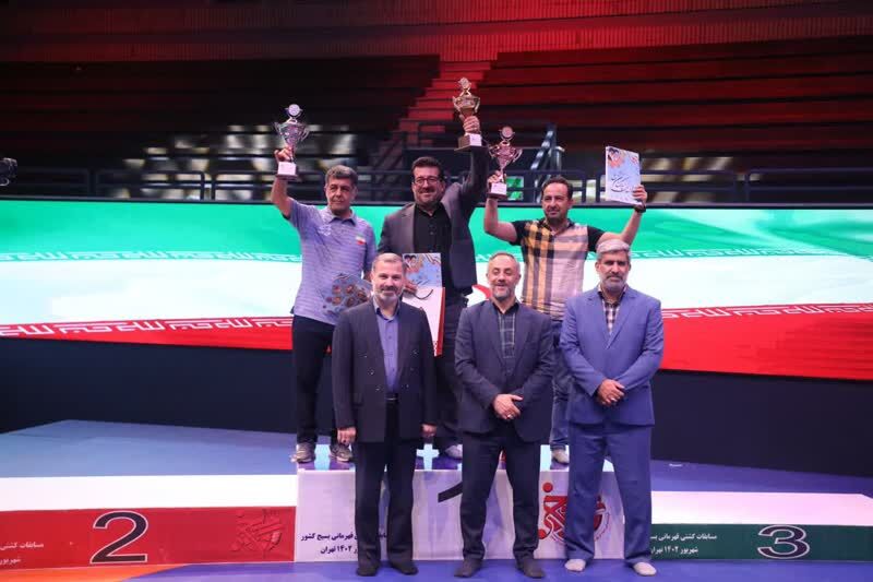 عکس|اعطای مدال قهرمانی مسابقات کشتی بسیج کشور به تیم کشتی آزاد مازندران