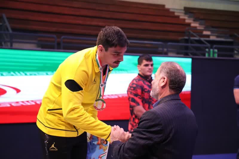 عکس|اعطای مدال قهرمانی مسابقات کشتی بسیج کشور به تیم کشتی آزاد مازندران