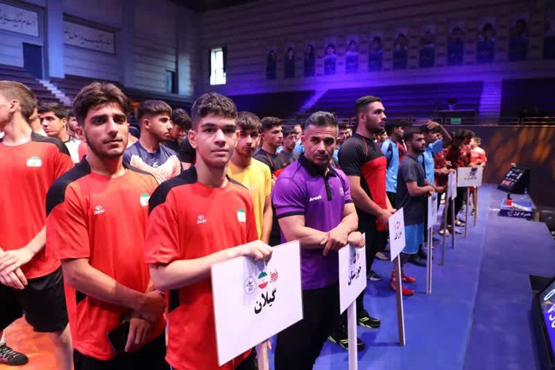 عکس|اعطای مدال قهرمانی مسابقات کشتی بسیج کشور به تیم کشتی آزاد مازندران