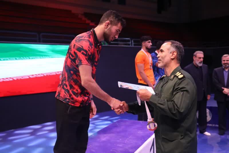 عکس|اعطای مدال قهرمانی مسابقات کشتی بسیج کشور به تیم کشتی آزاد مازندران