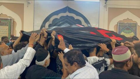 فیلم| اهدا پرچم‌های بارگاه امام حسین(ع) به مساجد و حسینیه‌ها هند