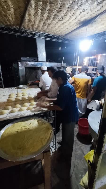 راهاندازی سینما سیار اربعین در کوفه به همت بچههای مسجد