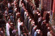 فیلم/ اقامه نماز وحدت شیعیان و اهل تسنن در حرم امام حسین(ع)
