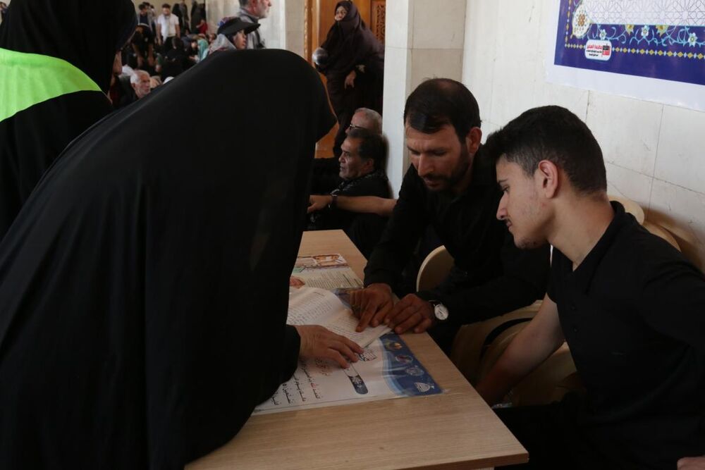 ایستگاه پاسخگویی به سوالات شرعی و قرآنی در مسجد کوفه برای زائرین اربعین حسینی+عکس