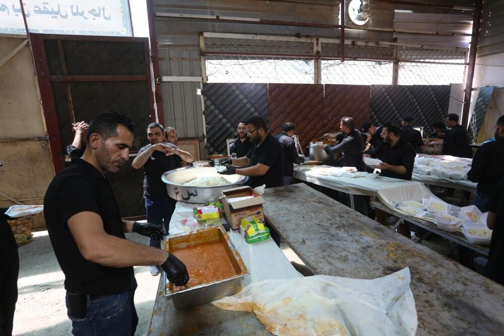 توزیع هزاران وعده غذایی میان زائران اربعین حسینی از سوی مهمانسرای سفیر الحسین(ع