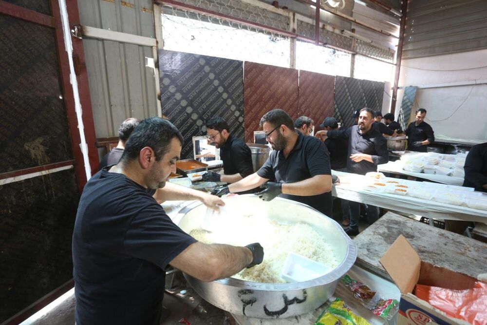 توزیع هزاران وعده غذایی میان زائران اربعین حسینی از سوی مهمانسرای سفیر الحسین(ع