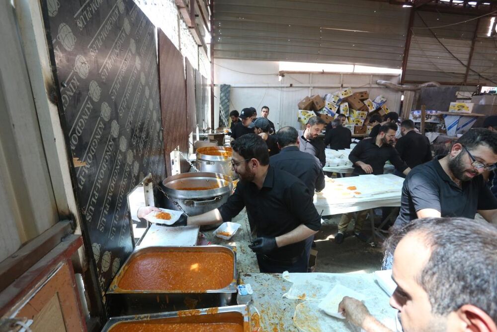 توزیع هزاران وعده غذایی میان زائران اربعین حسینی از سوی مهمانسرای سفیر الحسین(ع