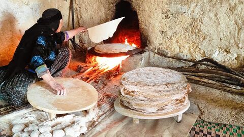 پخت ۱۷ هزار قرص نان برای زائرین اربعین به همت زنان روستای کریک