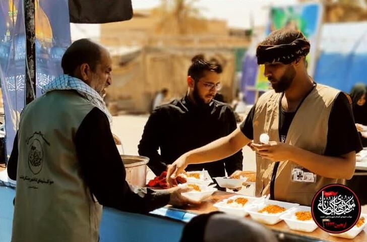 خدمات بچههای مسجد جامع مشکیندشت به زائران اربعین در عمود ۱۳۰۵