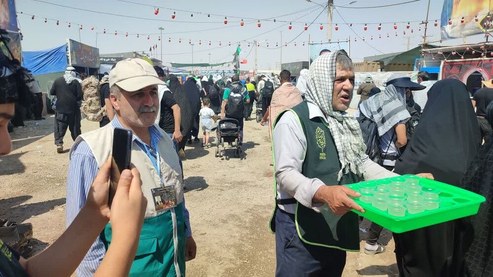 ارائه خدمت موکب امام رضا(ع)مازندران به زائران اربعین در مرز مهران