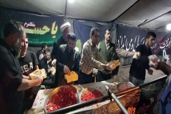 توزیع بسته های فرهنگی توسط جوانان کانون انقلاب در بین زائران اربعین حسینی