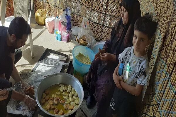 توزیع بسته های فرهنگی توسط جوانان کانون انقلاب در بین زائران اربعین حسینی