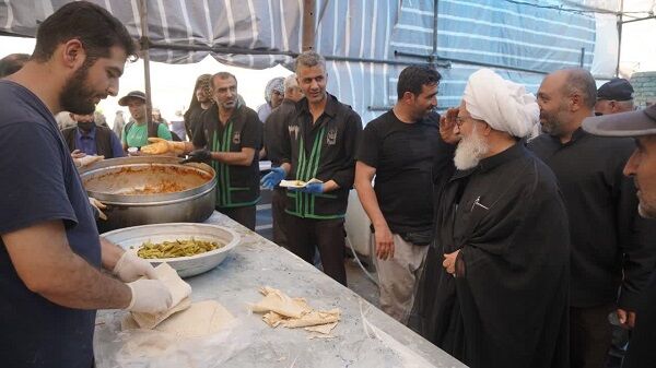 موکب حسینیه اعظم زنجان در سامرا از زائران اربعین پذیرایی میکند