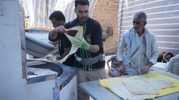 موکب حسینیه اعظم زنجان در سامرا از زائران اربعین پذیرایی میکند