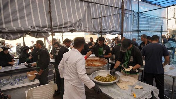 موکب حسینیه اعظم زنجان در سامرا از زائران اربعین پذیرایی میکند