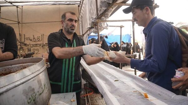 موکب حسینیه اعظم زنجان در سامرا از زائران اربعین پذیرایی میکند