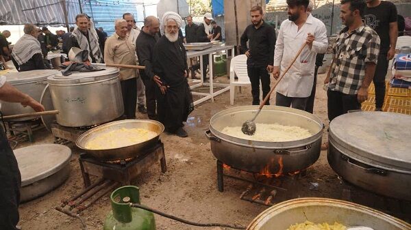 موکب حسینیه اعظم زنجان در سامرا از زائران اربعین پذیرایی میکند
