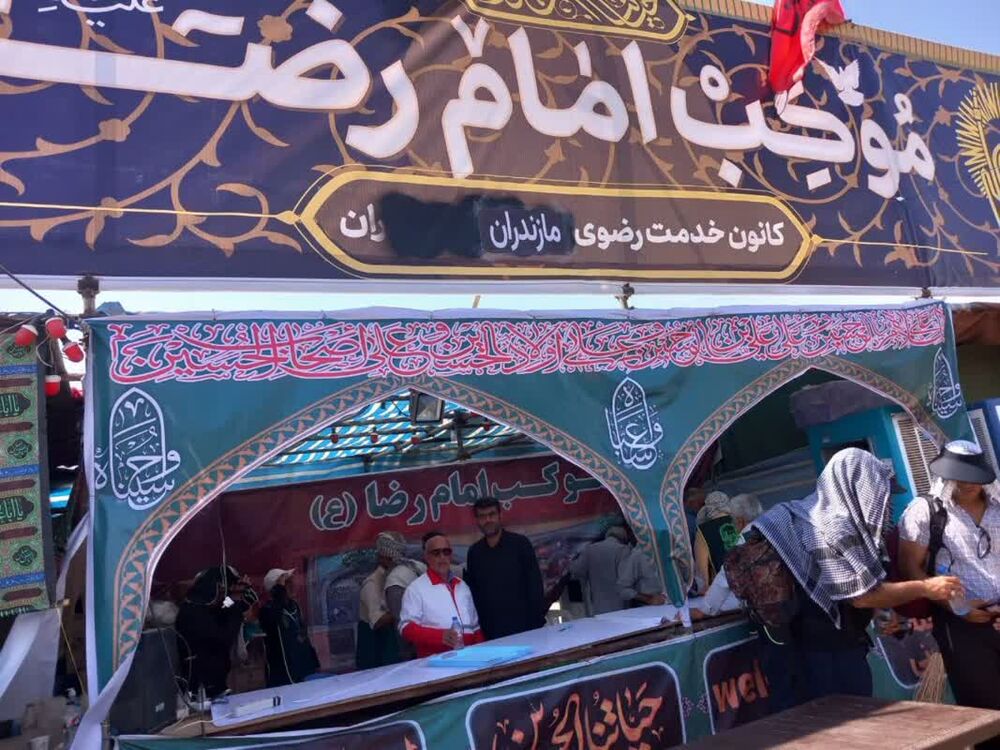 خدمت رسانی خادمیاران رضوی محمودآباد به زائرین اربعین در مرز مهران