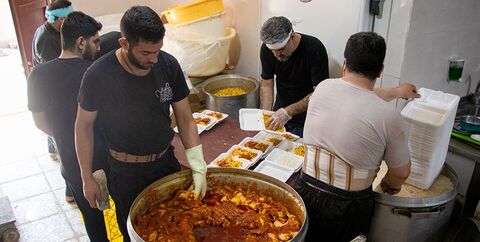 طبخ بیش از 3 هزار پُرس غذای گرم برای زائران پیاده امام رضا(ع) 
