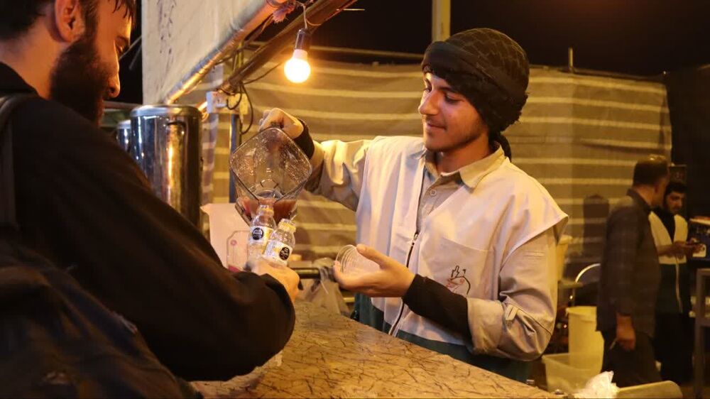 خادمیاران رضوی با جان و دل در خدمت زوار اربعین حسینی بودند