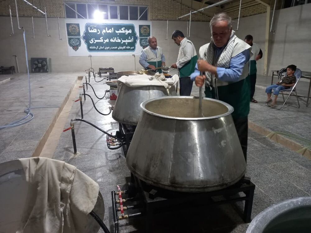 خادمیاران رضوی با جان و دل در خدمت زوار اربعین حسینی بودند