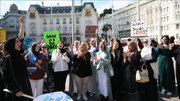 تحصن دربرابر سفارت فرانسه در وین در مخالفت با ممنوعیت عبای اسلامی