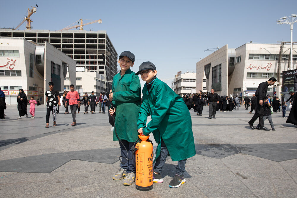 نوجوانان مشهدی پای کار میزبانی از زائران امام مهربانی‌ها در دهه آخر صفر
