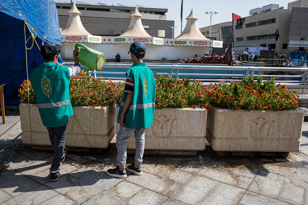 نوجوانان مشهدی پای کار میزبانی از زائران امام مهربانیها در دهه آخر صفر