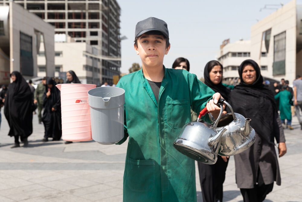 نوجوانان مشهدی پای کار میزبانی از زائران امام مهربانیها در دهه آخر صفر