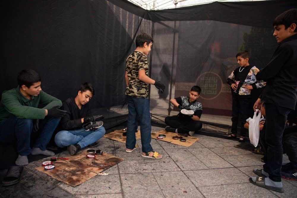 نوجوانان مشهدی پای کار میزبانی از زائران امام مهربانیها در دهه آخر صفر