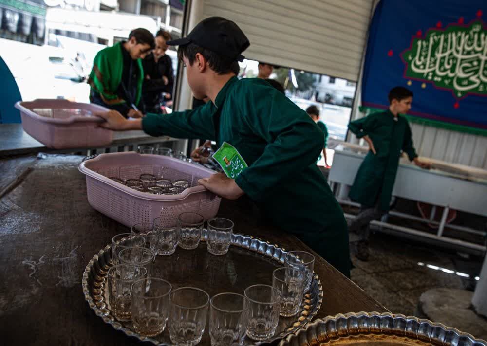 نوجوانان مشهدی پای کار میزبانی از زائران امام مهربانیها در دهه آخر صفر
