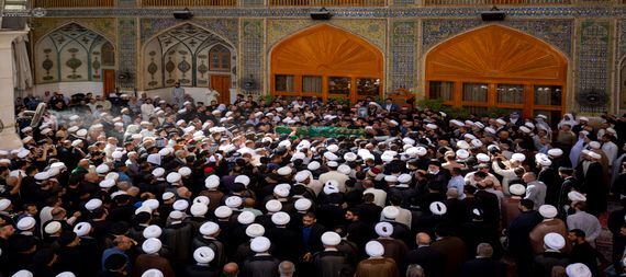 پیکر« آیتالله مهدی الخرسان» در حرم مطهر امام علی(ع) به خاک سپرده شد+عکس