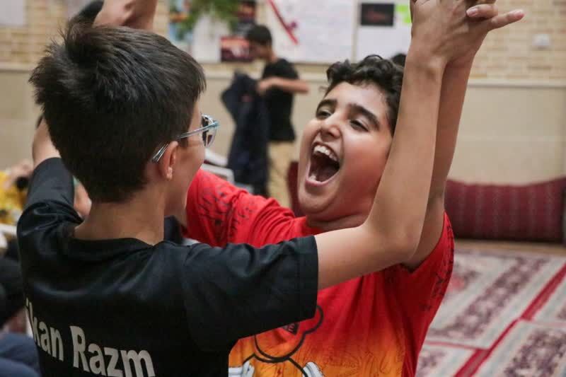 آموزش مهارتهای بازی و همکاری به نوجوانان در کارگاه شبی با مسجد