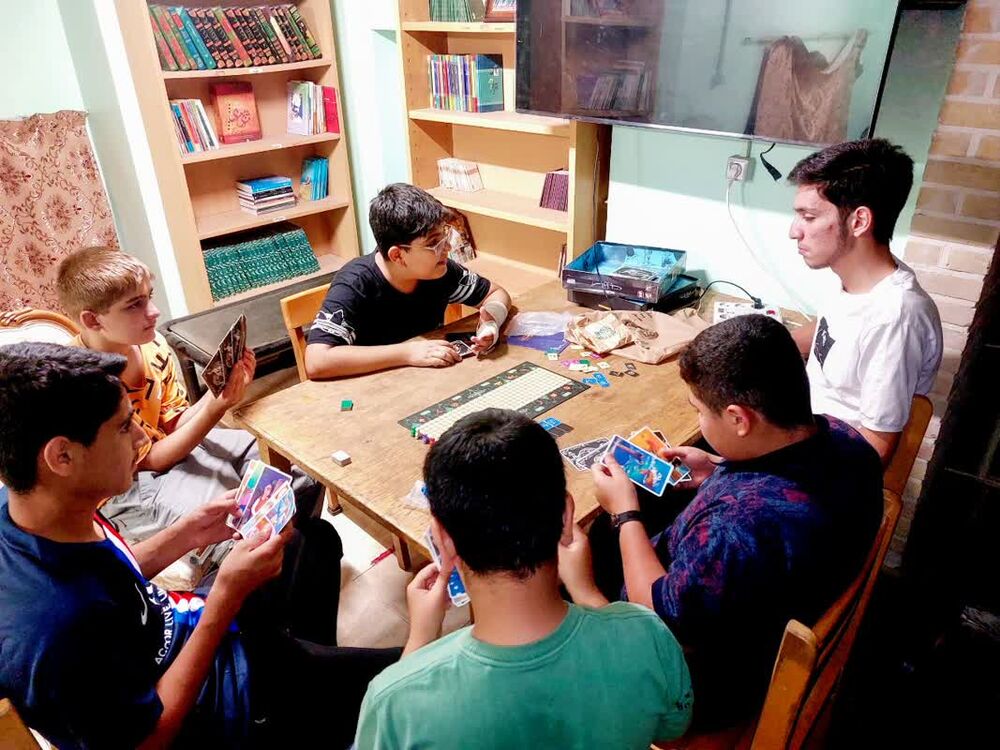 آموزش مهارت‌های بازی و همکاری به نوجوانان در کارگاه شبی با مسجد