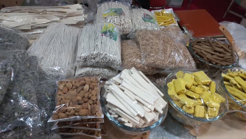 عرضه محصولات محلی بچههای مسجد در سیاهچادرهای نمایشگاهی