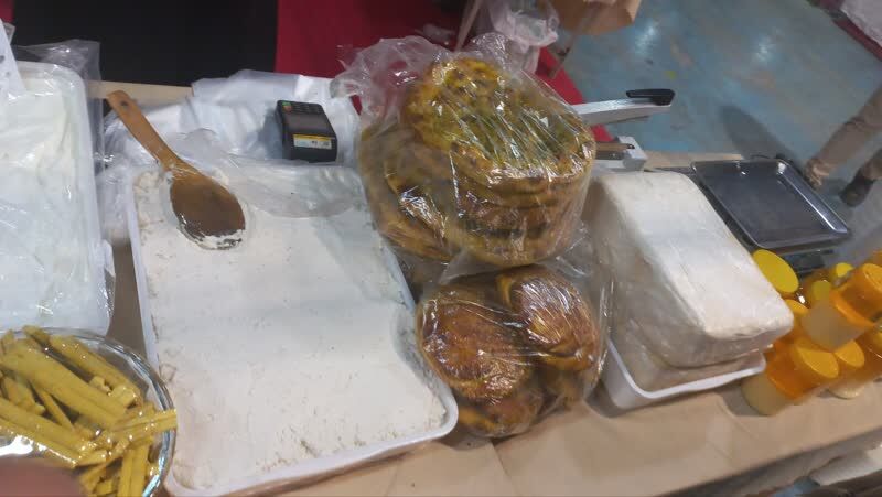 عرضه محصولات محلی بچههای مسجد در سیاهچادرهای نمایشگاهی