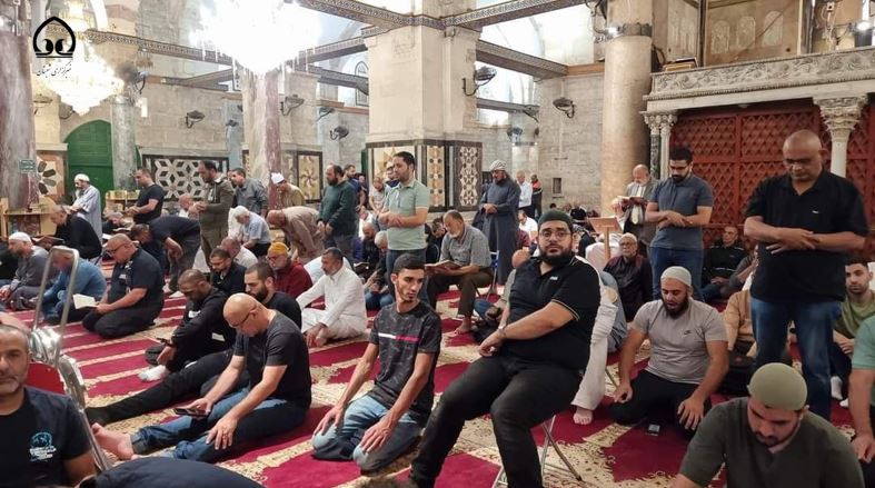 هزاران فلسطینی نماز صبح را در مسجد الاقصی ادا کردند+ فیلم و عکس