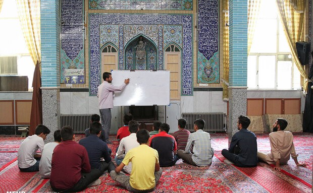 این کانون مسجدی دانش‌آموزان نخبه را آموزش و مهارت‌های اجتماعی را به نوجوانان یاد می‌دهد