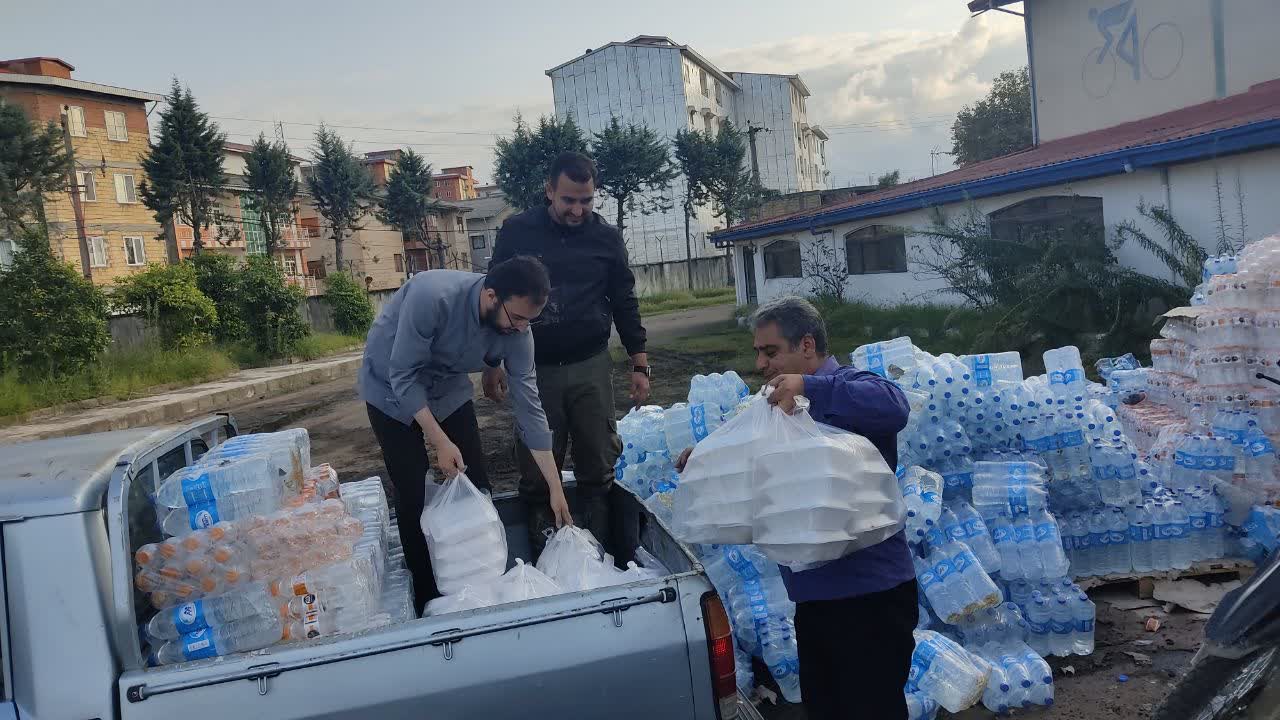 همت بچه مسجدی ها در کمک به سیل زدگان آستارا/ وقتی صدای همدلی از مسجد بلند می شود