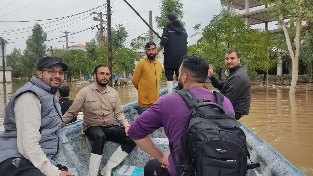 همت بچه مسجدی ها در کمک به سیل زدگان آستارا/ وقتی صدای همدلی از مسجد بلند می شود