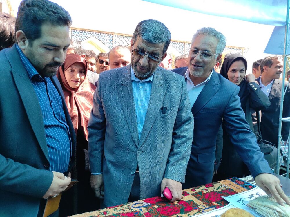 بازدید وزیر از ظرفیت های صنایع دستی شهر درب بهشت