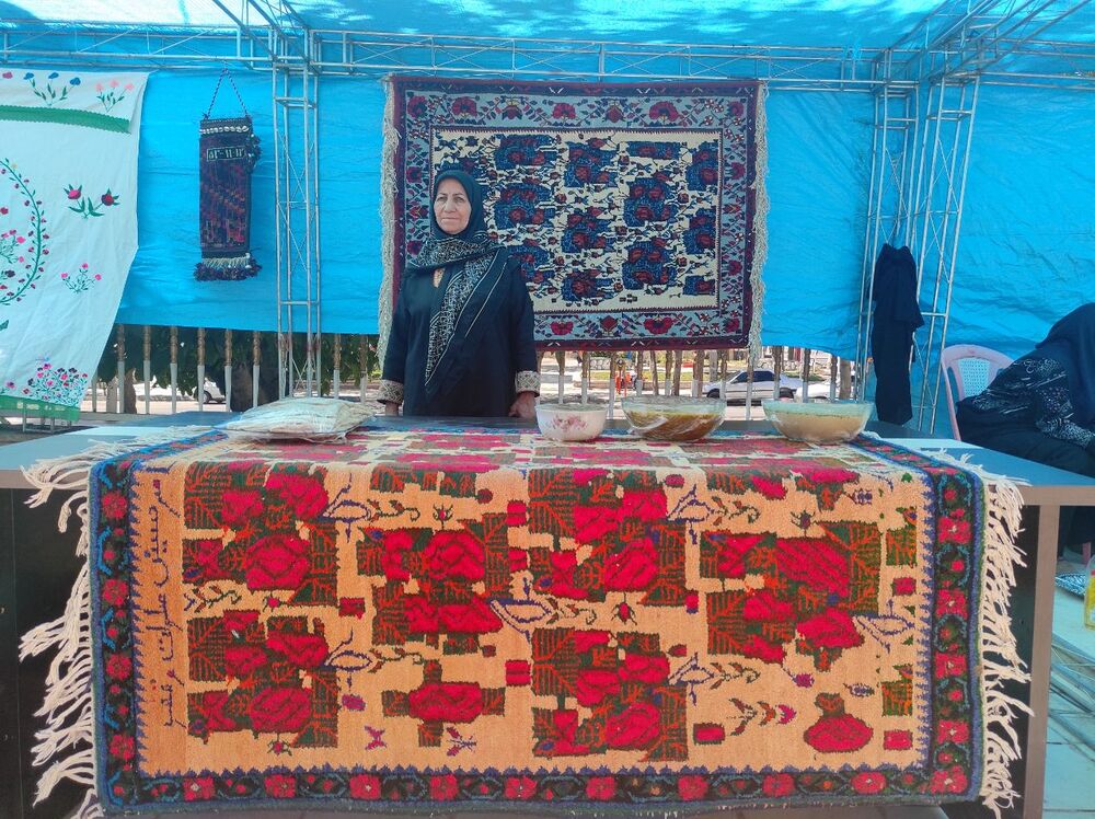 بازدید وزیر از ظرفیت های صنایع دستی شهر درب بهشت