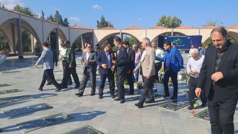 گلزار شهدا بهشهر در هفته دفاع مقدس گلباران شد