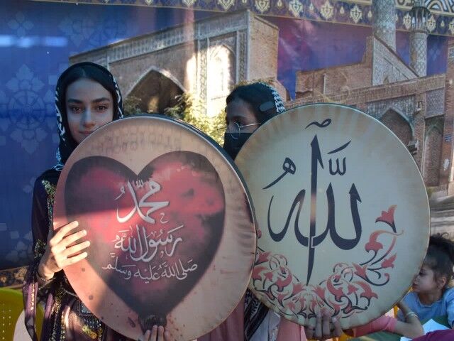 پیچش نوای دف درشهر مسجد ومنارهها