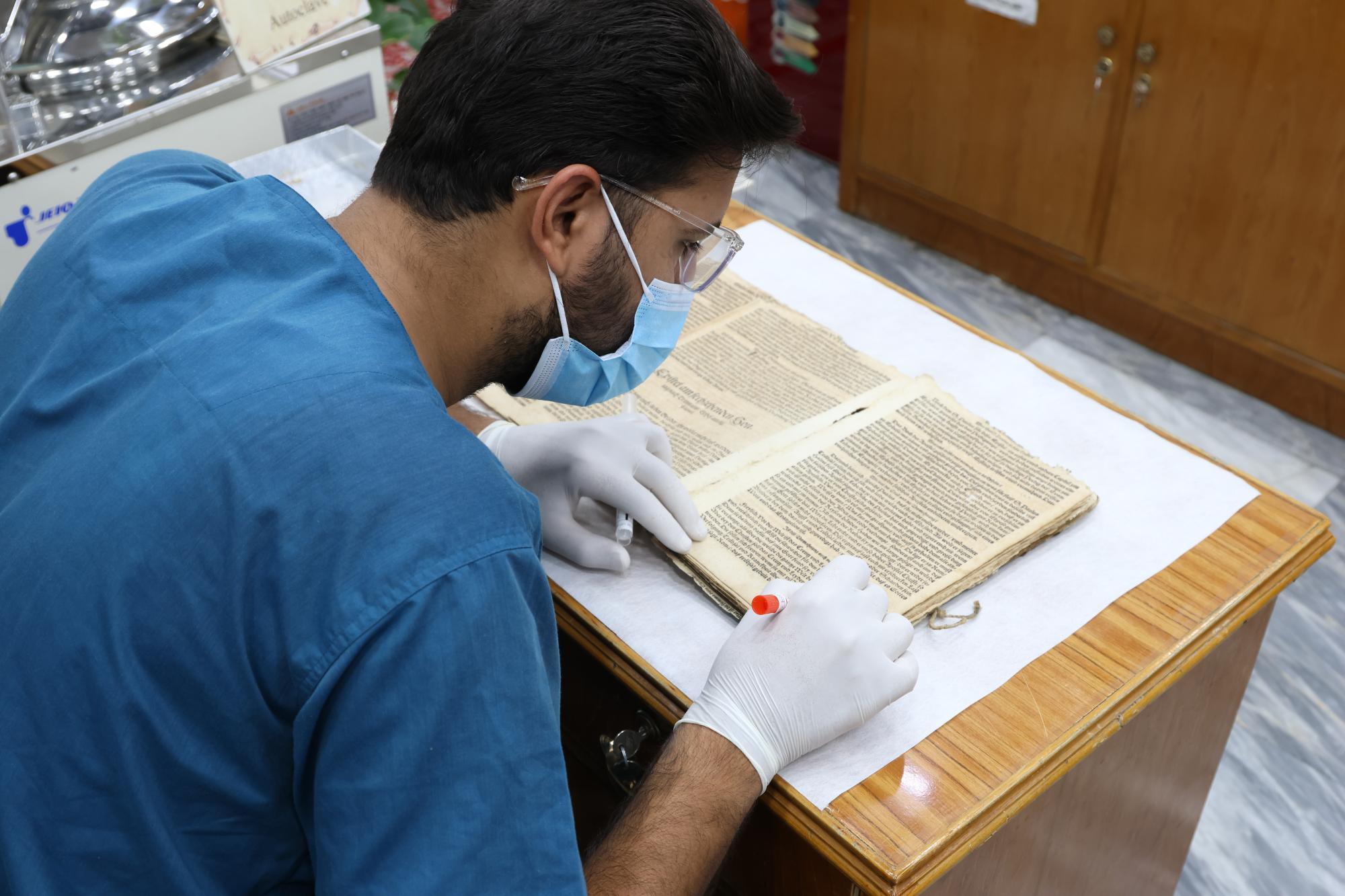 ترمیم نسخه قدیمی انجیل به زبان آلمانی در آستان مقدس عباسی آغاز شد