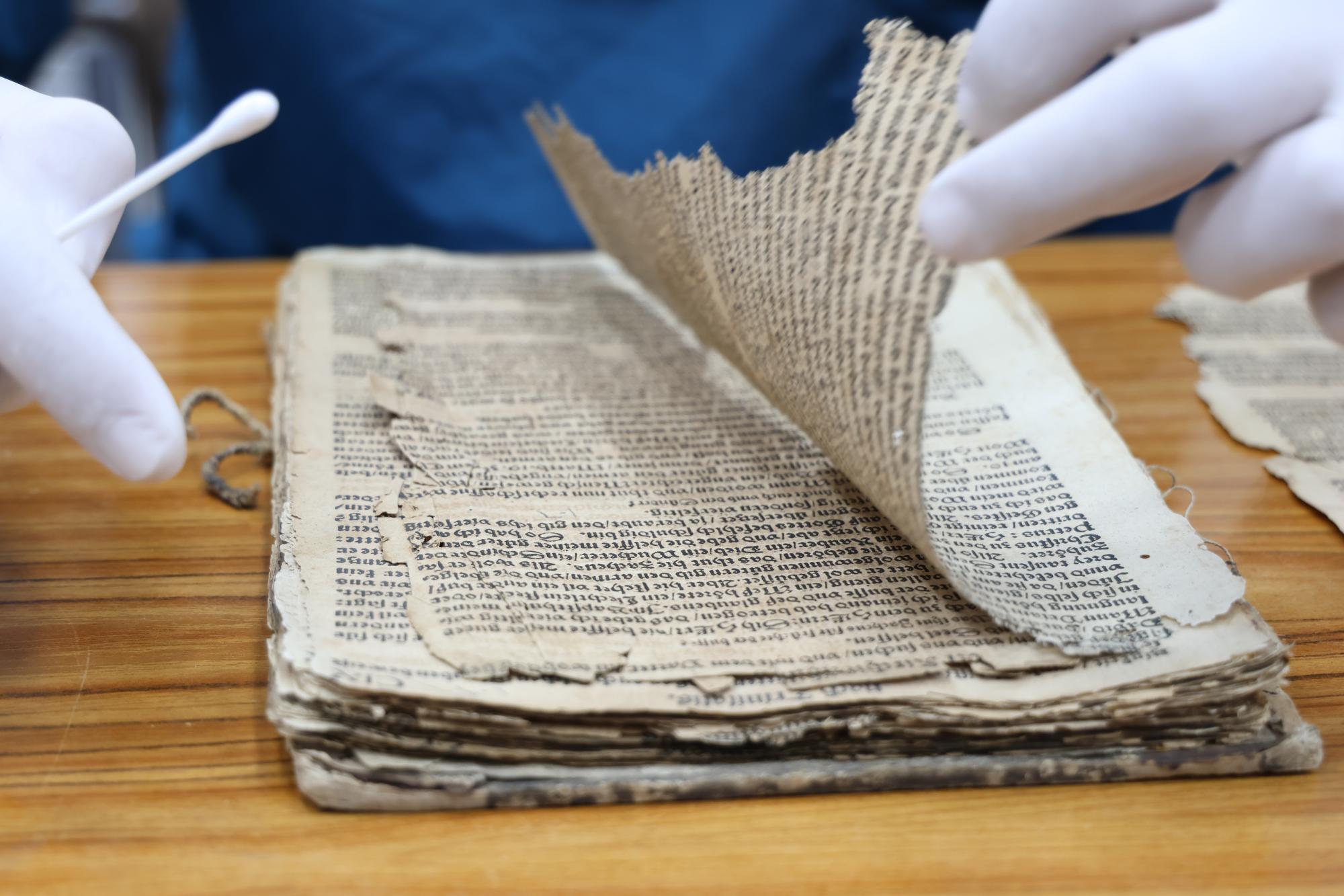 ترمیم نسخه قدیمی انجیل به زبان آلمانی در آستان مقدس عباسی آغاز شد